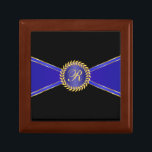 Royal Blue Elegant Monogram Schmuckschachtel<br><div class="desc">Eine königsblaue und goldene geometrische Band mit einer eleganten Monogramm-Medaille macht eine schöne Sake-Box. Fügen Sie Ihr gewünschtes Monogramm anstelle des Musters in der Design-Vorlage für ein wirklich besonderes Geschenk geeignet für Geburtstage,  Weihnachten,  Ruhestand,  Jahrestage,  Hochzeiten und mehr.</div>