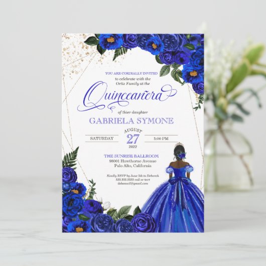 Royal Blue Floral Elegante Afrolatina Quinceanera Einladung (Stehend Vorderseite)