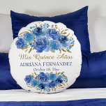 Royal Blue Floral Gold Leaf Quinceanera Keepake Rundes Kissen<br><div class="desc">Royal Blue Rose und Gold Leaf Floral Quinceanera Sake Kissen mit vollständig bearbeitbarem Text. Elegantes gerahmtes Design mit Aquarell Rose Blüten und Blätter in Blau- und Goldtönen. Modernes Design für Ihre 15. Geburtstagsfeier. Bitte stöbern Sie in meiner Rose und Gold Leaf Collection nach passenden Produkten oder schreiben Sie mir, um...</div>