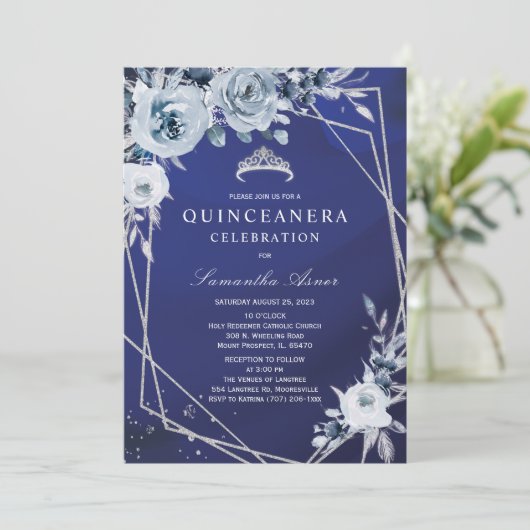 Royal Blue Floral Quinceañera Einladung (Stehend Vorderseite)