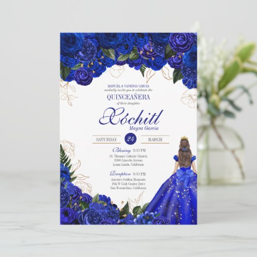 Royal Blue Floral Rose Elegante Quinceñera Einladung (Stehend Vorderseite)