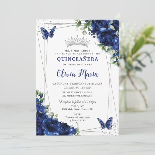 Royal Blue Floral Silver Quinceañera Butterfliegen Einladung (Stehend Vorderseite)