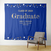 Royal Blue Gold Abschluss Class 2024 im Hintergrun Wandteppich (Beispiel (Horizontal))