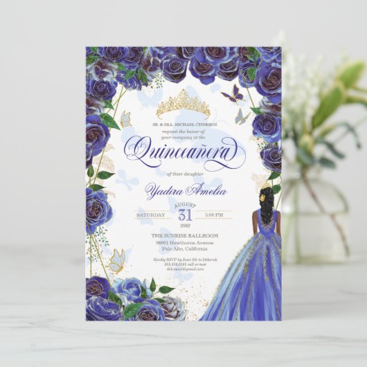 Royal Blue Gold Rose Elegante Butterfly Quinceaner Einladung (Stehend Vorderseite)