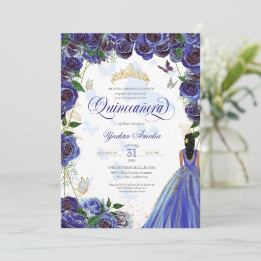Royal Blue Gold Rose Elegante Butterfly Quinceaner Einladung (Stehend Vorderseite)