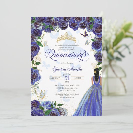Royal Blue Gold Rose Elegante Butterfly Quinceaner Einladung (Stehend Vorderseite)