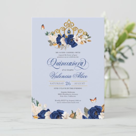 Royal Blue Gold Rose Tiara Butterfly Quinceañera Einladung (Stehend Vorderseite)