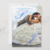 Royal Blue Ivory Floral Monogram Photo Wedding Einladung (Rückseite)