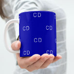 Royal Blue Monogram Initial Muster Kaffeetasse<br><div class="desc">Ein trendiger königsblauer Hintergrund. Personalisieren und fügen Sie Ihre Monogrammbuchstaben,  -initialen. Weiße Buchstaben. Das Monogramm als Hintergrundmuster.</div>