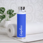 Royal Blue Personalisiert Wedding Bridesmaid Trinkflasche<br><div class="desc">Geben Sie Ihrer Hochzeitsjury oder Ihrer Trauzeugin diese trendige, vakuumgekühlte Wasserflasche, die ihren Namen in weißem, stilisiertem Schrift auf einem königsblauen Hintergrund hat, der zu Ihrem Hochzeitsfarbenschema passt. Stellen Sie die Flasche nach Belieben durch Bearbeiten und Ersetzen des Namens durch Ihren eigenen Namen ein. Wählen Sie Ihre Wasserflasche. Erhältlich in...</div>