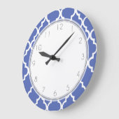 Royal Blue Quatrefoil Pattern Große Wanduhr (Winkel)