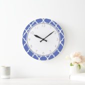 Royal Blue Quatrefoil Pattern Große Wanduhr (Zuhause)