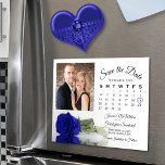 Royal Blue Rose Calendar & Foto Rett Date Magnet<br><div class="desc">Diese wunderschönen Magnetkarten sind der perfekte Weg, um Ihre Familie und Ihre Freunde wissen, Save the Date für Ihre kommende Hochzeit lassen. Das romantische Design besticht durch einen Single, der lange in lebendiger königsblauer oder kobaltfarbener Rose auf seiner Seite liegt und in einem Wasserbecken reflektiert oder spiegelt, in dem sich...</div>