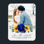 Royal Blue Rustic Sunflower Modern Save the Date Magnet<br><div class="desc">Eleganter und moderner rustikaler Country-Sane der Dattelmagnet mit hellgelber Sonnenblume,  königlich blauen Pfannkuchen,  Babyatmen,  Gipsabila Blumenrahmen / Kranz mit Eukalyptus-Blätter. Weitere passende Designs und Variationen finden Sie in meinem "Blitzweddingpaperie" Shop. Und zögern Sie nicht,  mich für weitere Anpassungen oder Match-Artikel zu kontaktieren.</div>