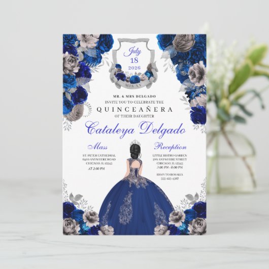 Royal Blue & Silver Floral Elegante Quinceañera Einladung (Stehend Vorderseite)