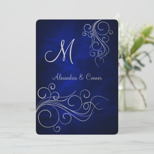 Royal Blue Silver Swirl Monogram Formal Wedding Einladung (Stehend Vorderseite)