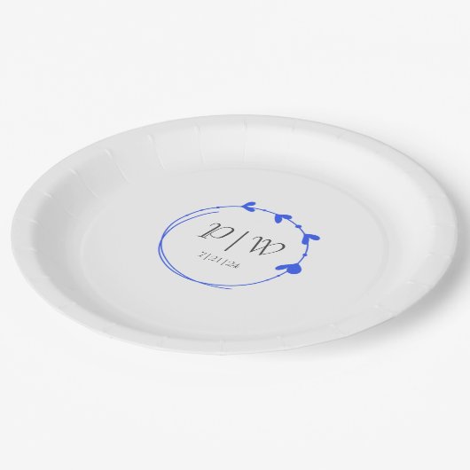 Royal Blue Simple Heart Wreath Monogram Wedding Pappteller (Schrägansicht)