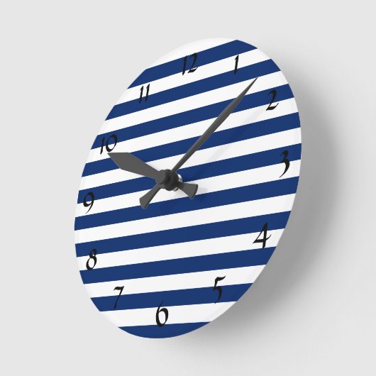 Royal Blue Stripes Pattern Runde Wanduhr (Winkel)