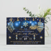 Royal Blue und Gold Christmas Baubles Geburtstag Einladung (Stehend Vorderseite)