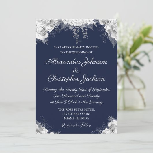 Royal Blue und Pearl White Floral Wedding Einladung (Stehend Vorderseite)