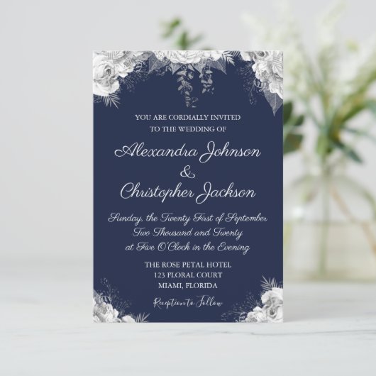Royal Blue und Pearl White Floral Wedding Einladung (Stehend Vorderseite)