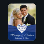 Royal Blue White Floral Heart Wedding Foto Magnet<br><div class="desc">Diese 3x4 oder 4x5 Zoll große königsblaue und weiße florale flexible Gastgeschenk Hochzeit danke Ihnen Foto Magnet hat ein PRINTED Band mit einem weißen und blauen Herz, dass die Hochzeitseinladung unten gezeigt. ***BITTE BEACHTEN SIE, dass, wenn Sie den Schriftart oder die Größe des Schriftartes ändern, dies die Druckweise Ihres Magneten...</div>