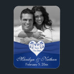 Royal Blue White Floral Heart Wedding Foto Magnet<br><div class="desc">Diese 3x4 oder 4x5 Zoll große Hochzeit in königsblauer und weißer Blütenpracht speichert das Datum Foto Magnet hat ein PRINTED Band mit einem weißen und blauen Herz, das der Hochzeitseinladung folgt unten gezeigt. ***BITTE BEACHTEN SIE, dass, wenn Sie den Schriftart oder die Größe des Schriftartes ändern, dies die Druckweise Ihres...</div>