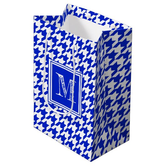 Royal Blue White Hahnentrittmuster | Modernes Mono Mittlere Geschenktüte (Vorderseite Schrägansicht)