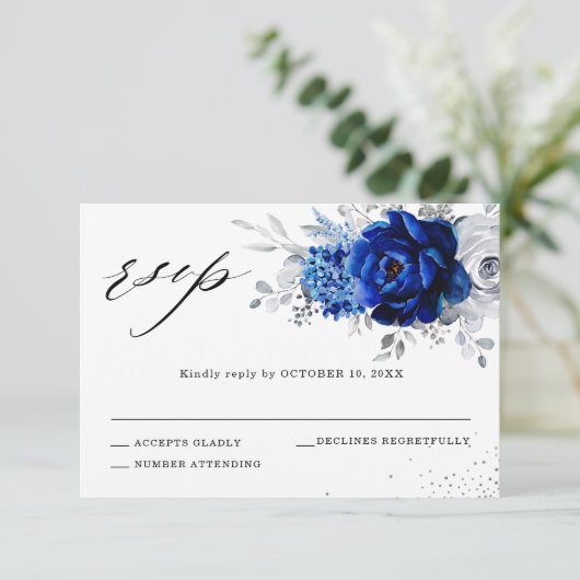 Royal Blue White Metallic Silver Floral Wedding RSVP Karte (Stehend Vorderseite)