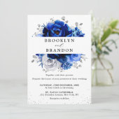 Royal Blue White Silver Metallic Floral Wedding in Einladung (Stehend Vorderseite)