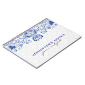 Royal Blue & White Vintag Damasks & Wirbel 2 Notizblock (Linke Seite)