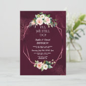 Royal Burgundy Blush Blume Vow Renewal Einladung (Stehend Vorderseite)
