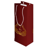 Royal Burgundy Gold Peacock Wedding Geschenktüte Für Weinflaschen (Rückseite Schrägansicht)
