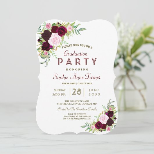 Royal Burgundy Marsala Floral Graduation Party Einladung (Stehend Vorderseite)