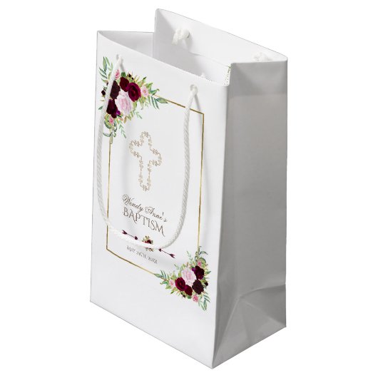 Royal Burgundy Marsala Floral Taufe Kleine Geschenktüte (Rückseite Schrägansicht)