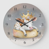Royal Cow Dreaming on Cheese Throne                Große Wanduhr (Vorderseite)