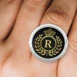 Royal Crown Laurel Wreath Black Gold Mit Monogramm Ring<br><div class="desc">Dieses inspirierte Design in Schwarz und Imitat wurde im Art-Déco-Stil mit einem eleganten Lorbeerkranz und einem Kronmotiv gestaltet. Ihr personalisierter Monogramm-Brief füllt das Zentrum aus. Verwenden Sie die einfache Vorlage,  um Ihren Text hinzuzufügen.</div>