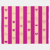 Royal Fuchsia Stripes Modernes Herzmuster Fleecedecke (Vorderseite (Horizontal))