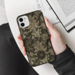 Royal Gold Damask Personalisiert Monogram Case-Mate iPhone Hülle<br><div class="desc">Königliche Imitate goldenes Dämpfermuster auf schwarzem Hintergrund mit einer benutzerdefinierten Buchstabenmonogramm. Zögern Sie nicht,  uns zu kontaktieren,  wenn Sie spezielle Wünsche für Farbkombinationen oder Schriften haben. Karo in unserem Shop für weitere Artikel aus dieser Kollektion.</div>
