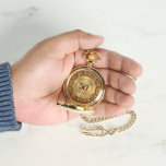 Royal Gold Zierrahmen Hochzeitstag Armbanduhr<br><div class="desc">Zum 50. Geburtstag der Hochzeit kann man sich die Uhr mit einem goldenen Rahmen aus königlichen Zierschriften auf dunkelrotem Hintergrund ansehen.</div>