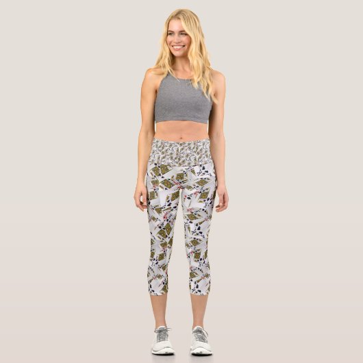 "Royal Layer: A Stack of Kings Poker Cards" Capri Leggings (Vorderseite)