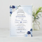 Royal Light Blue Silver Rose Flor Quinceañera Einladung (Stehend Vorderseite)