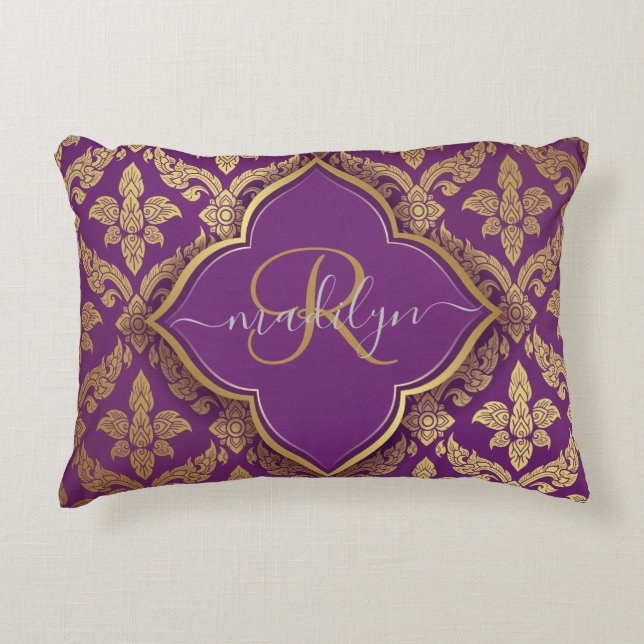 Royal Lila Gold Damask Muster Fleur Monogram Dekokissen (Vorderseite)