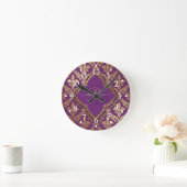 Royal Lila Gold Damask Muster Fleur Monogram Runde Wanduhr (Zuhause)