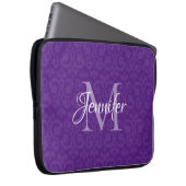 Royal Lila und White Monogram Damask Laptopschutzhülle (Vorne Rechts)