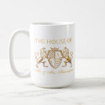 Royal Muse Mittelalterliche Fantasy Lion Emblem Ho Kaffeetasse<br><div class="desc">Ein Schritt zurück in die Zeit mit unserem markanten königlichen Muse Hochzeit Kaffee Tasse Design durch die ikonische Epoche der mittelalterlichen Epoche und Fantasie-Realms. Unser königliches Hochzeitsdesign ist ideal für Paare, die eine üppige, traditionelle, aber moderne mittelalterliche Ästhetik suchen. Jedes Element wird von uns ursprünglich von Hand gezeichnet, bis ins...</div>