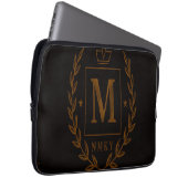 "Royal NMKY Emblem – Monogram M Crest Design" Laptopschutzhülle (Vorne Rechts)