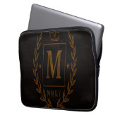 "Royal NMKY Emblem – Monogram M Crest Design" Laptopschutzhülle (Vorderseite Links)