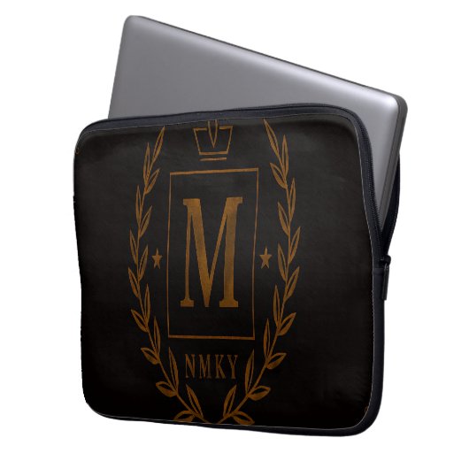 "Royal NMKY Emblem – Monogram M Crest Design" Laptopschutzhülle (Vorderseite Links)