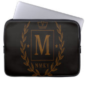 "Royal NMKY Emblem – Monogram M Crest Design" Laptopschutzhülle (Vorderseite)